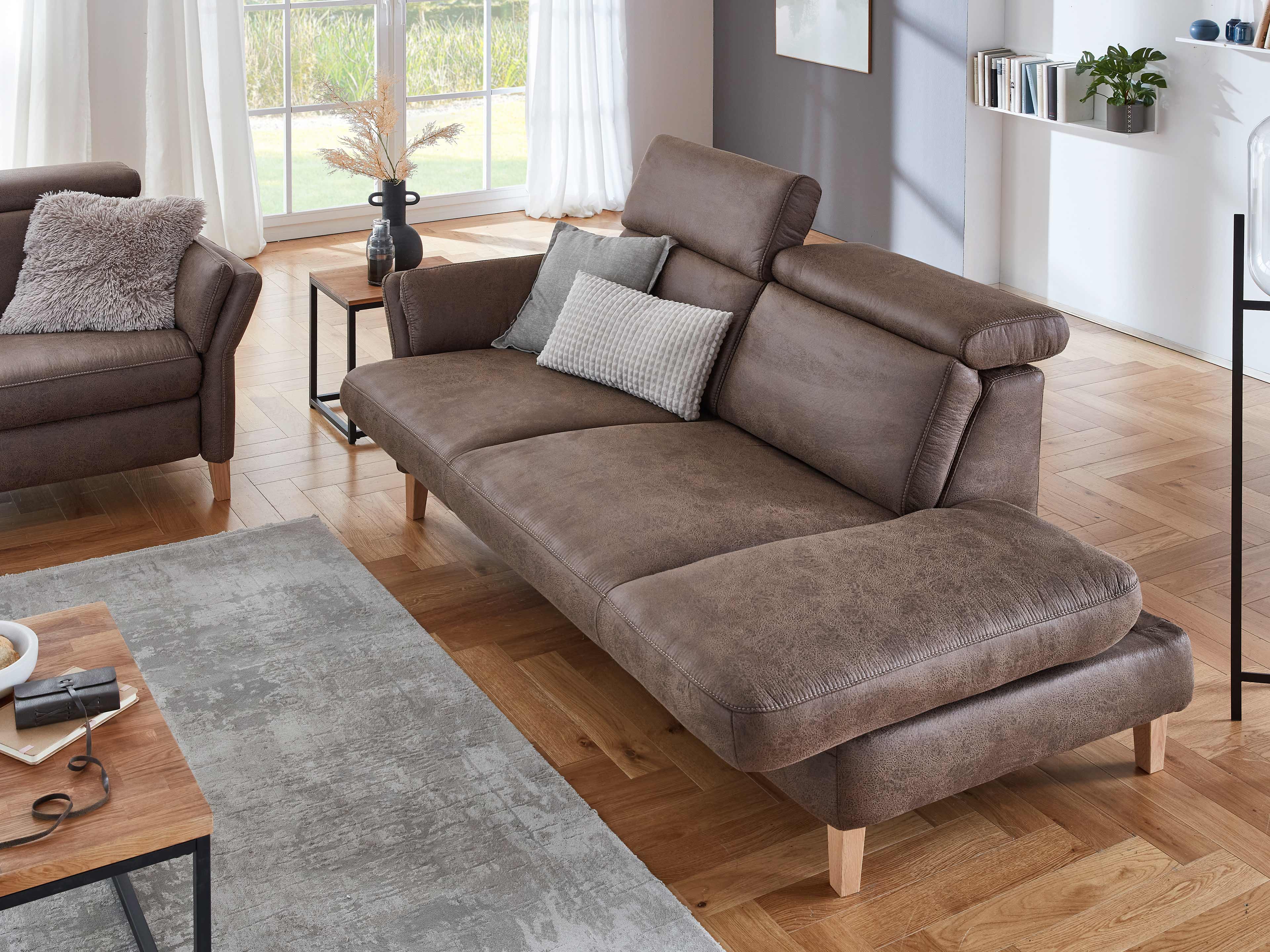 Ecksofa Kabs mit braunem Stoffbezug, verstellbaren Kopfstützen, Armlehnen und Holzfüßen