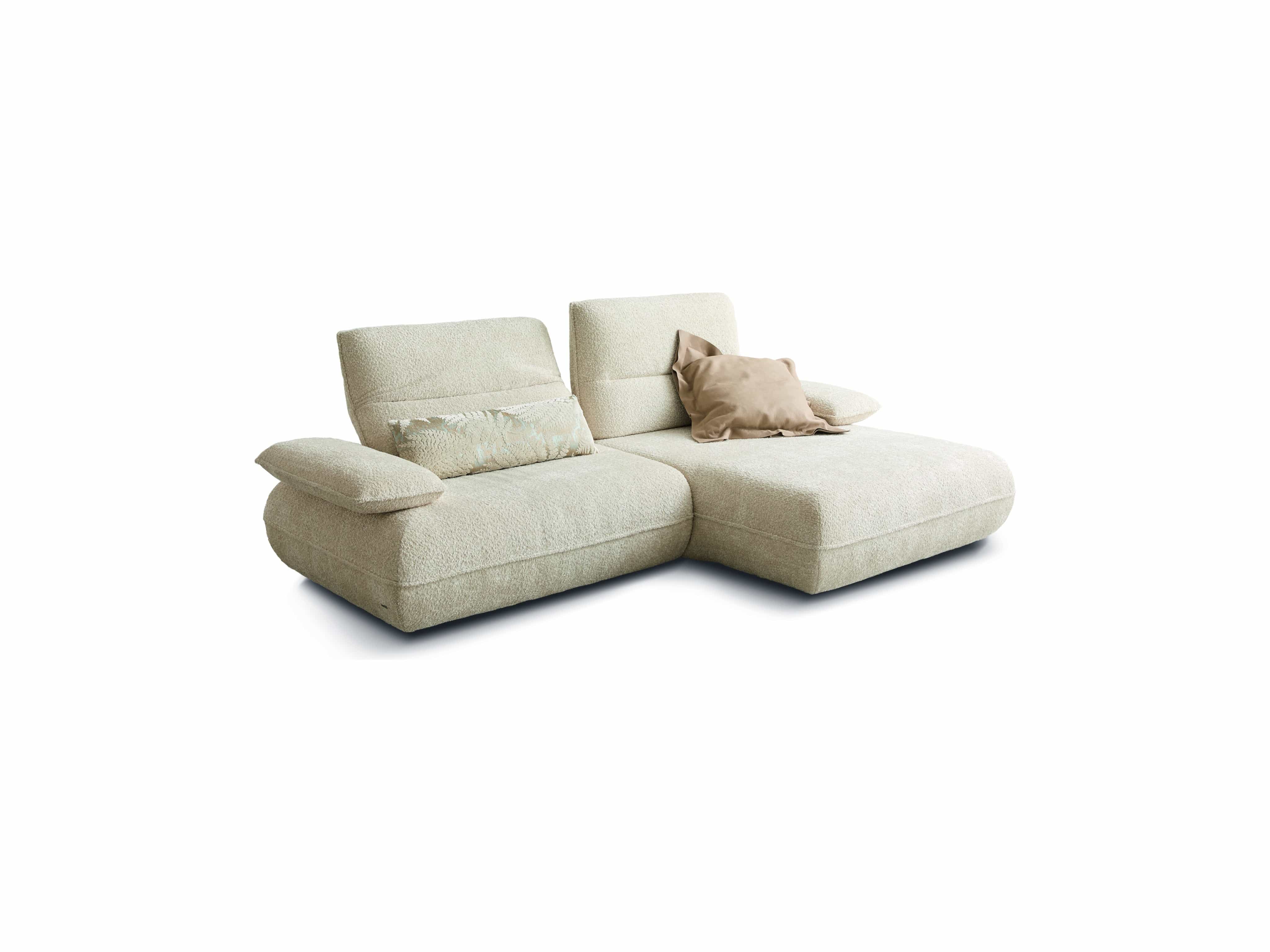 Ecksofa Cosy aus beigem Stoff mit zwei Rückenlehnen, breiten Armlehnen und beigefarbenen Kissen