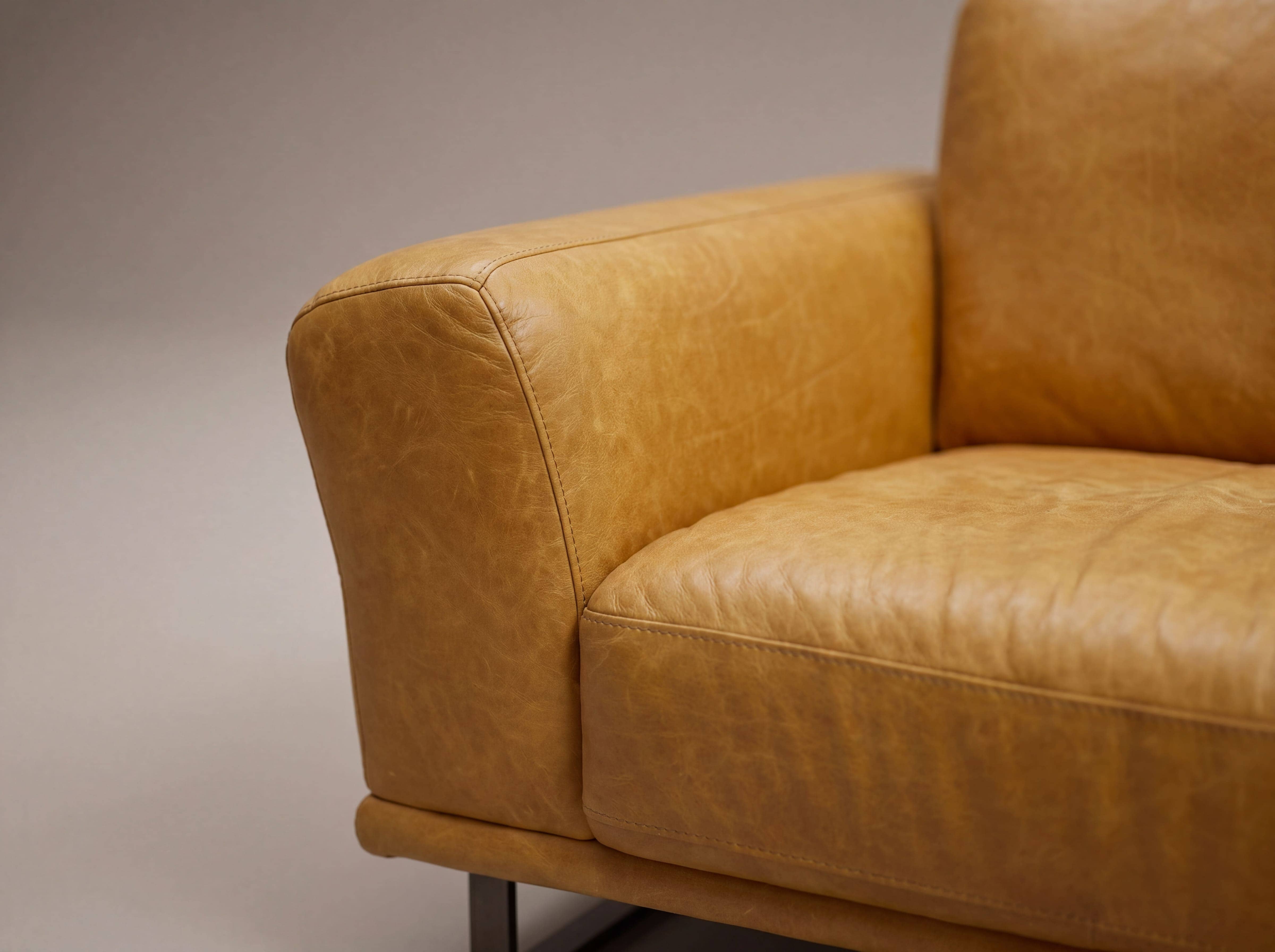 Ecksofa Kabs Polsterwelt mit Armlehne aus cognacfarbenem Leder und sichtbarem Metallgestell